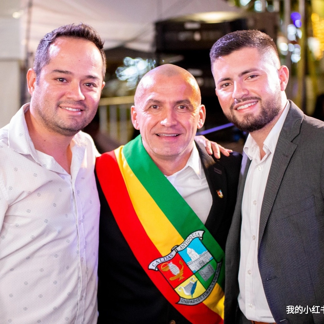 Equipo Colosal desarrollando software para el gobierno